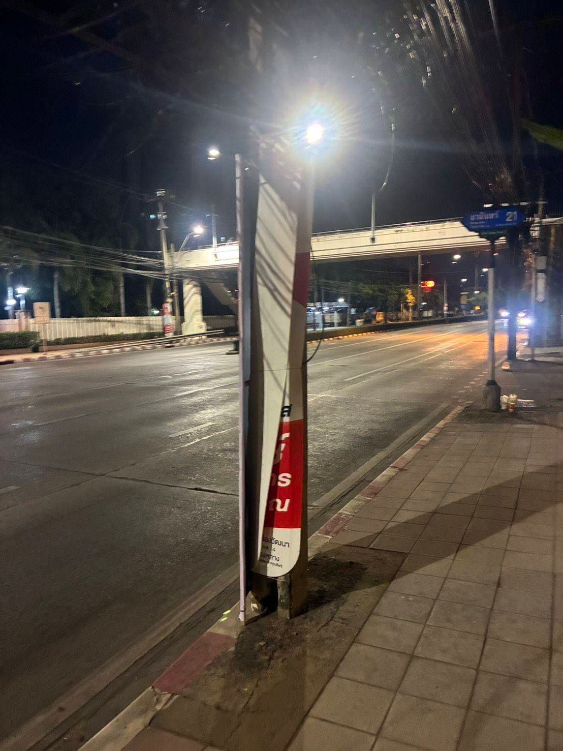 为泰党指责曼谷议员候选人被覆盖其他党派号码的竞选海报，意图引起误解