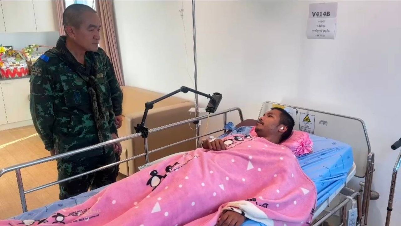 第12特战队指挥官探望边境冲突中受伤士兵,确保全力照顾