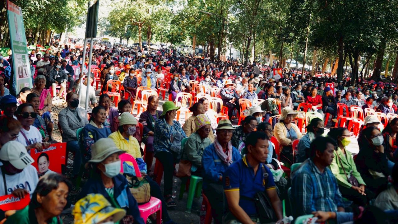 为泰党访问加拉信，宣布免债务与三年债务暂停，保证农民利润30%