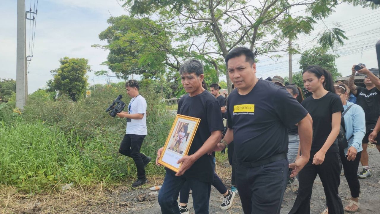 家庭悲痛地为失踪12年的工厂女孩“农咖”举行灵魂召唤仪式