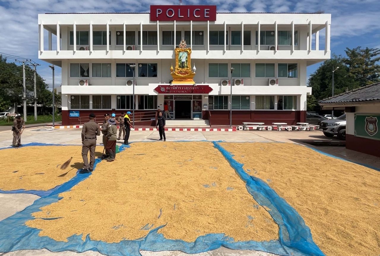 Ban Fang警局开放停车场供农民晒稻，村民确信小偷不敢偷