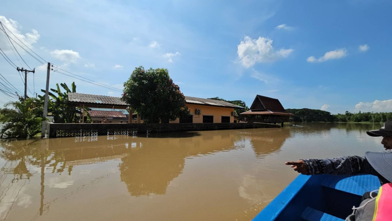 那空沙旺惨遭洪灾,昭拍耶河水淹没拍乌哈基里4个村镇,部分地区受淹长达3个月