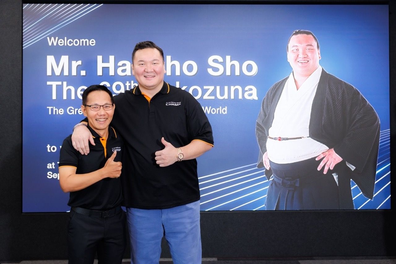 丰田迎接著名相扑传奇白鹏翔访泰
