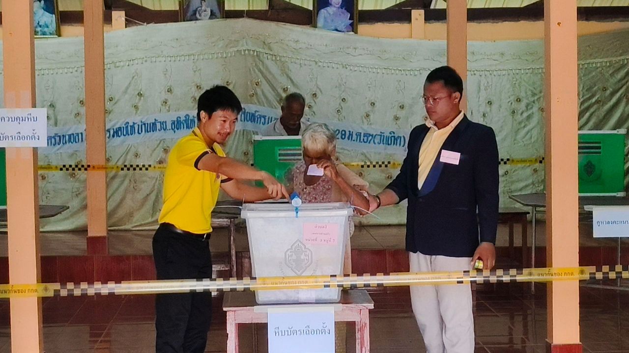 暹罗选择性重选第5区，选民陆续投票，泰国为支持者完成投票