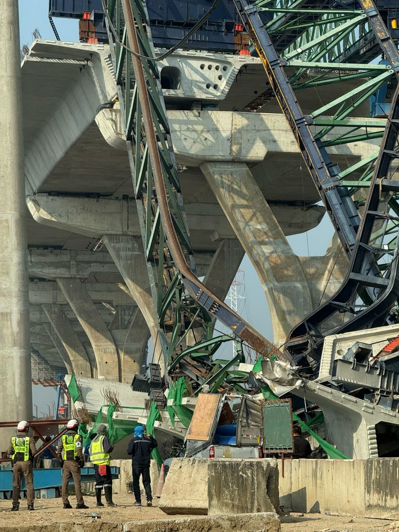 拉玛2路高架施工起重机倒塌造成人员伤亡