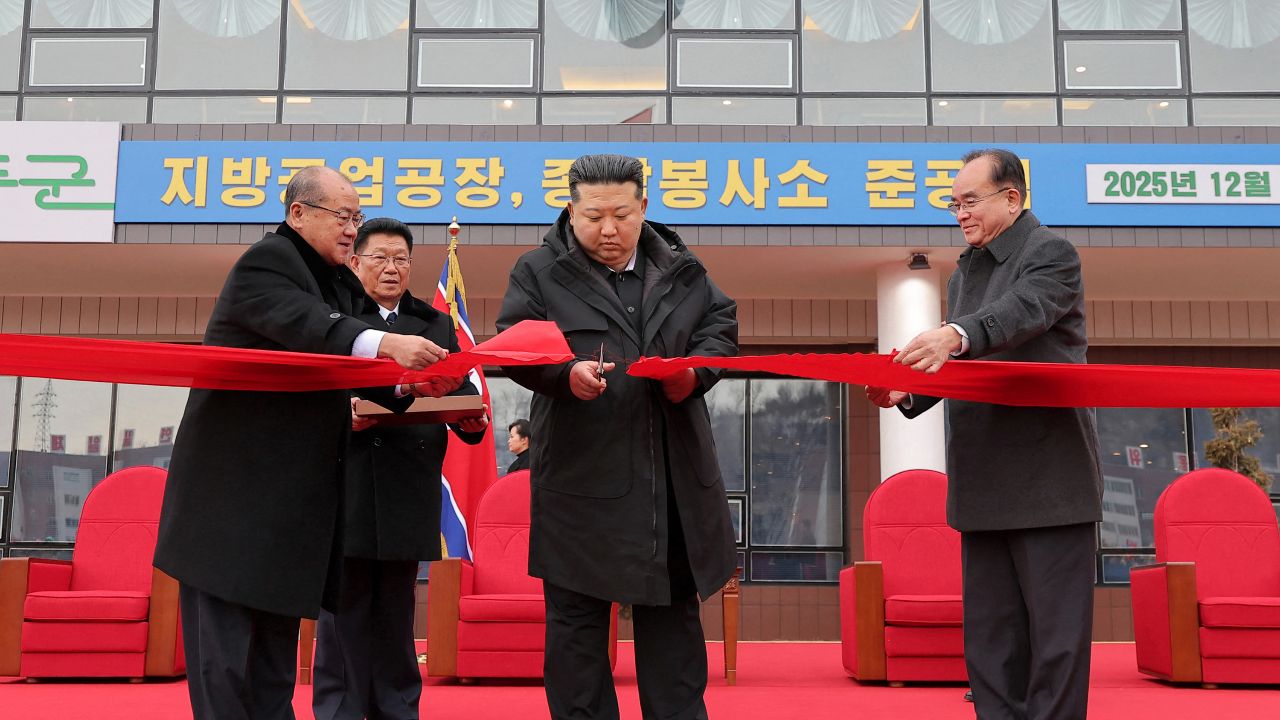 “金正恩” 携妻女剪彩新工业区