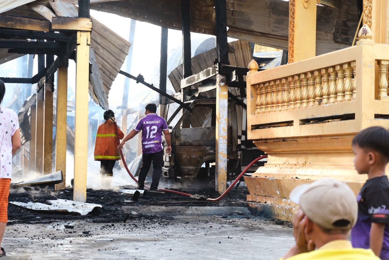 火灾烧毁บ้านขี้เหล็ก寺古老建筑,寺内僧侣因法事不在现场