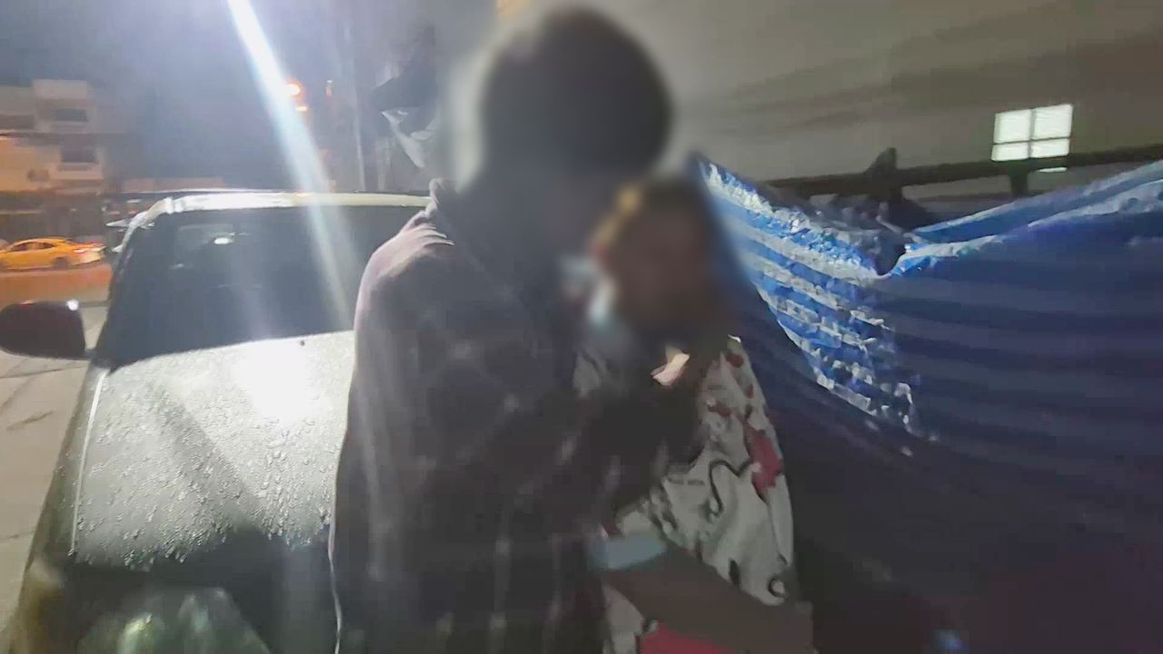 巷内争吵不断 妻子声称被丈夫打伤 因吃不饱而心烦 收尾时甜美亲吻警察