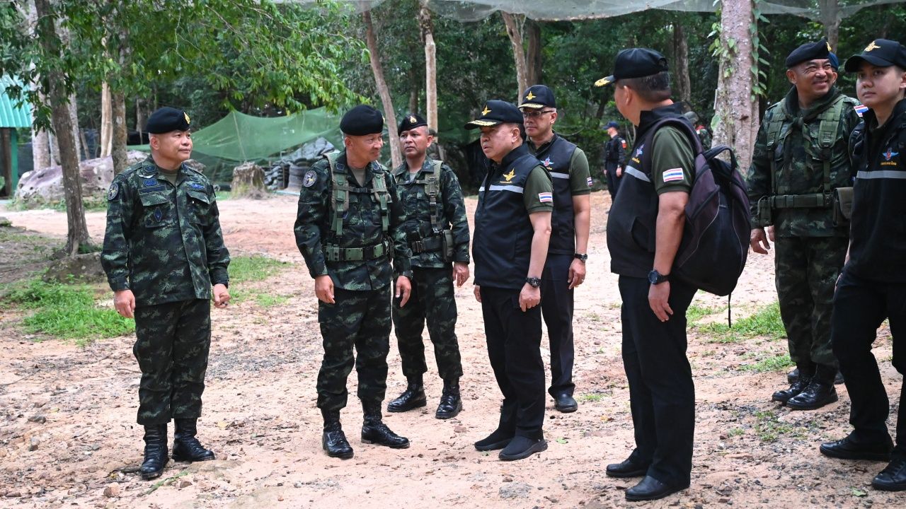 “小卜” 视察泰柬边境，迎接和鼓舞军队