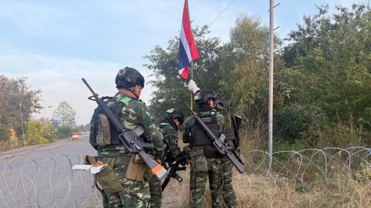 Stryker装甲车突袭收复“Bung Takwan关口”，高举泰国国旗并设立蛇腹形铁丝网