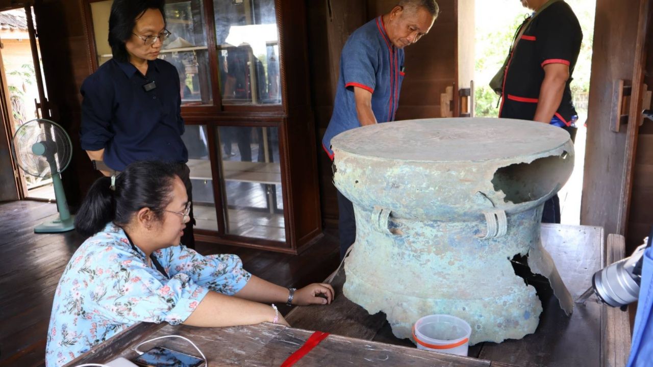 发现难得的古代铜鼓，中萨功纳科农业田地，约2500年历史