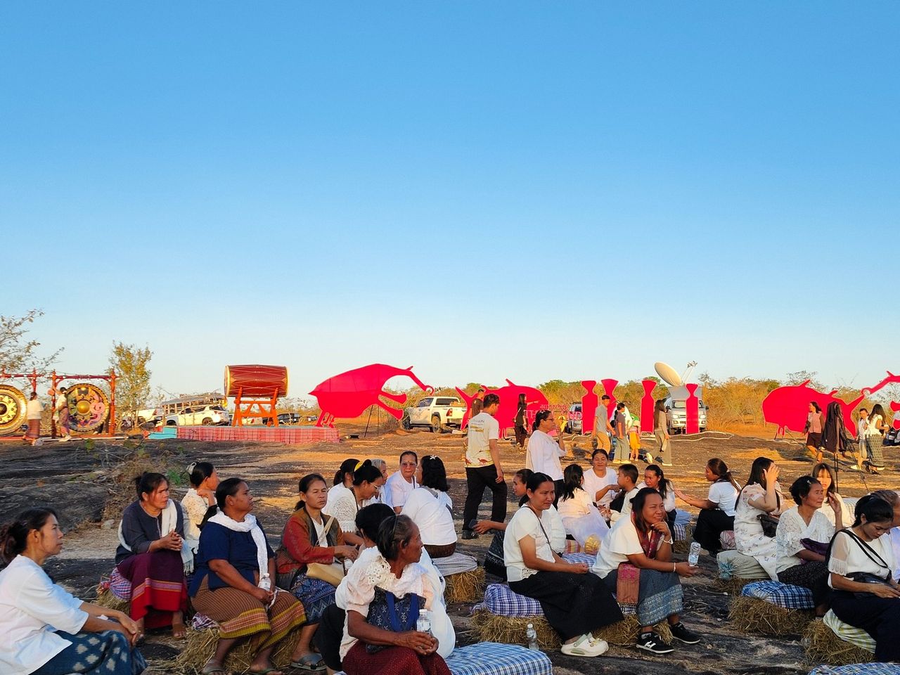 游客在巴他姆国家公园搭帐篷准备迎接2569年的第一道曙光