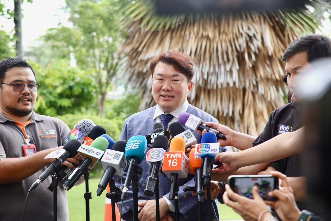 政府发言人重申必须沟通4张卡的使用问题，澄清增加贫困卡金额，使用条件不变