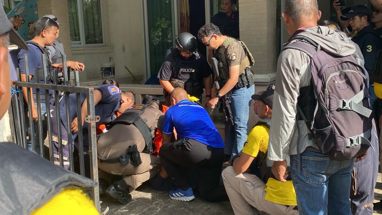 丈夫与妻子争吵，用石头砸死后逃入屋内挟持三个孩子作为人质
