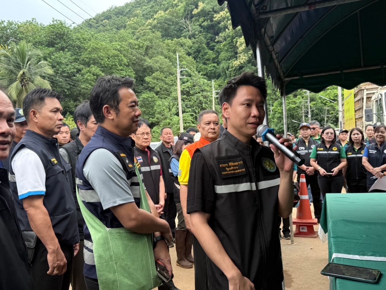 “阿塔卡恩”偕同“巴功”议员视察水灾损失 强调政治局势是未来的事