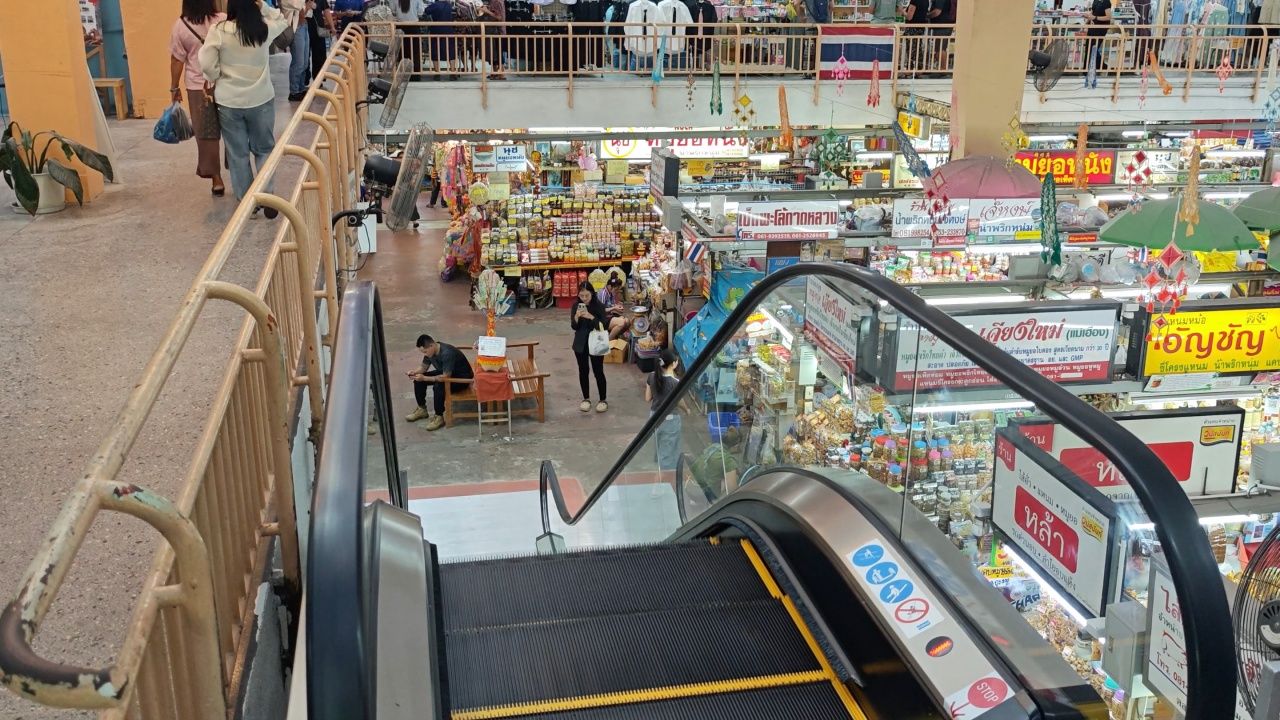 等待50年的喜悦，卡德娄昂民众兴奋地用上“新自动扶梯”取代“旧扶梯”