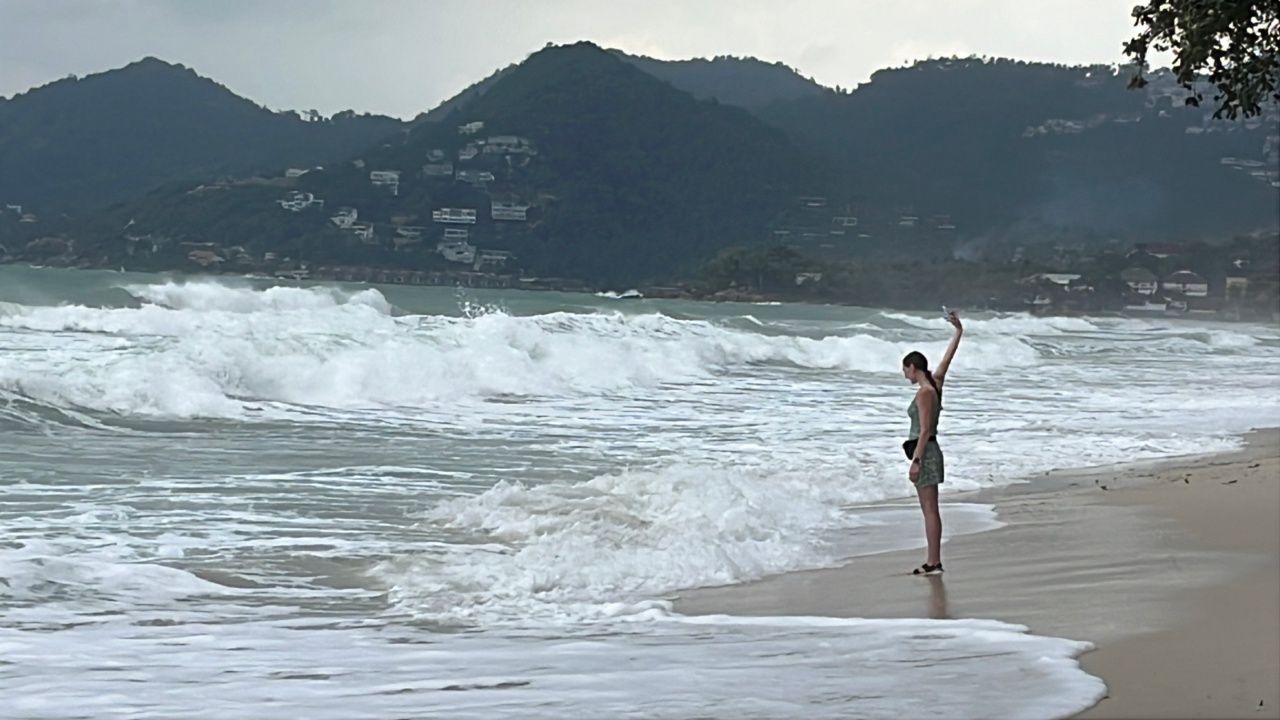 泰国湾海浪强劲 苏梅岛经营者插红旗警告游客禁止游泳
