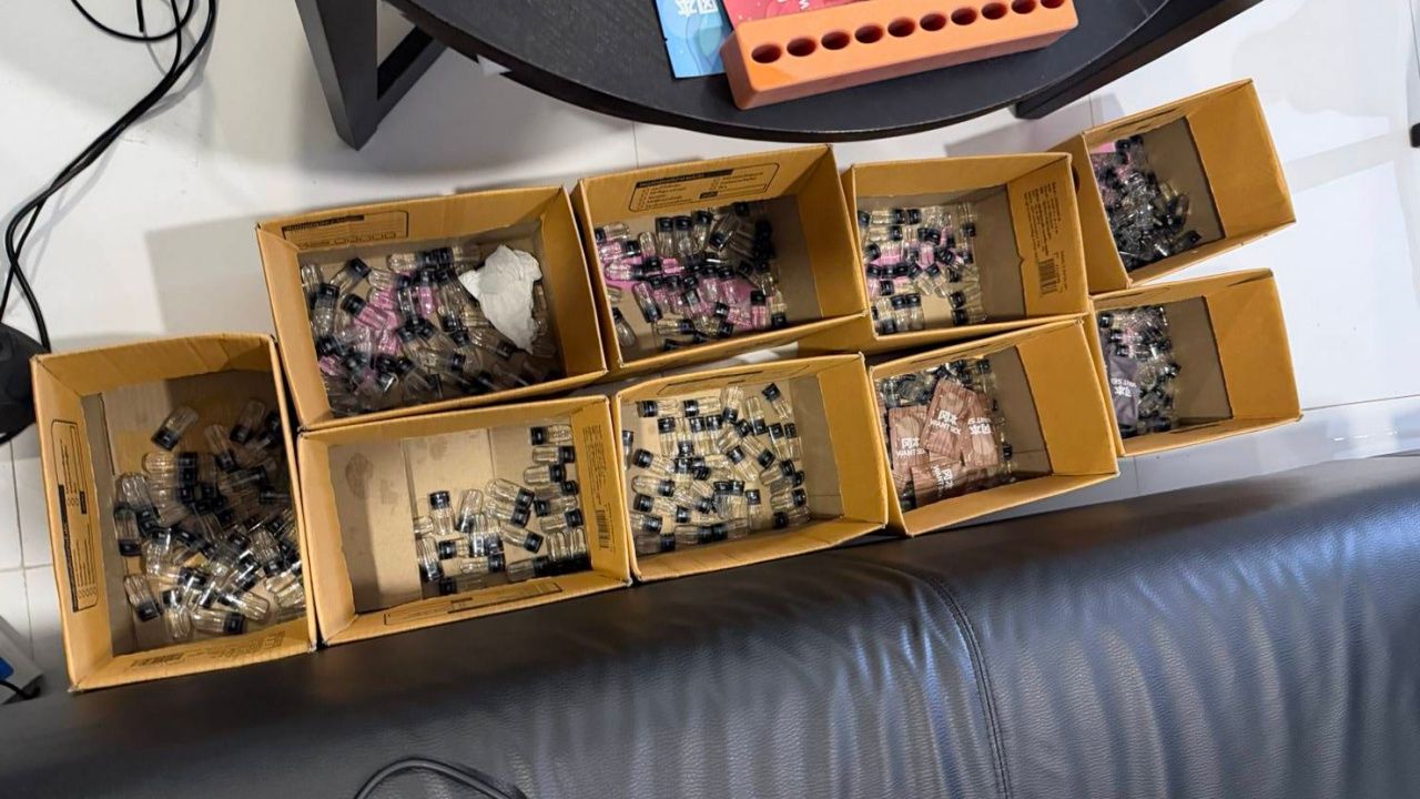 追捕灰色中国帮派 开设房间生产电子烟头在全曼谷配送 缉获大量物品