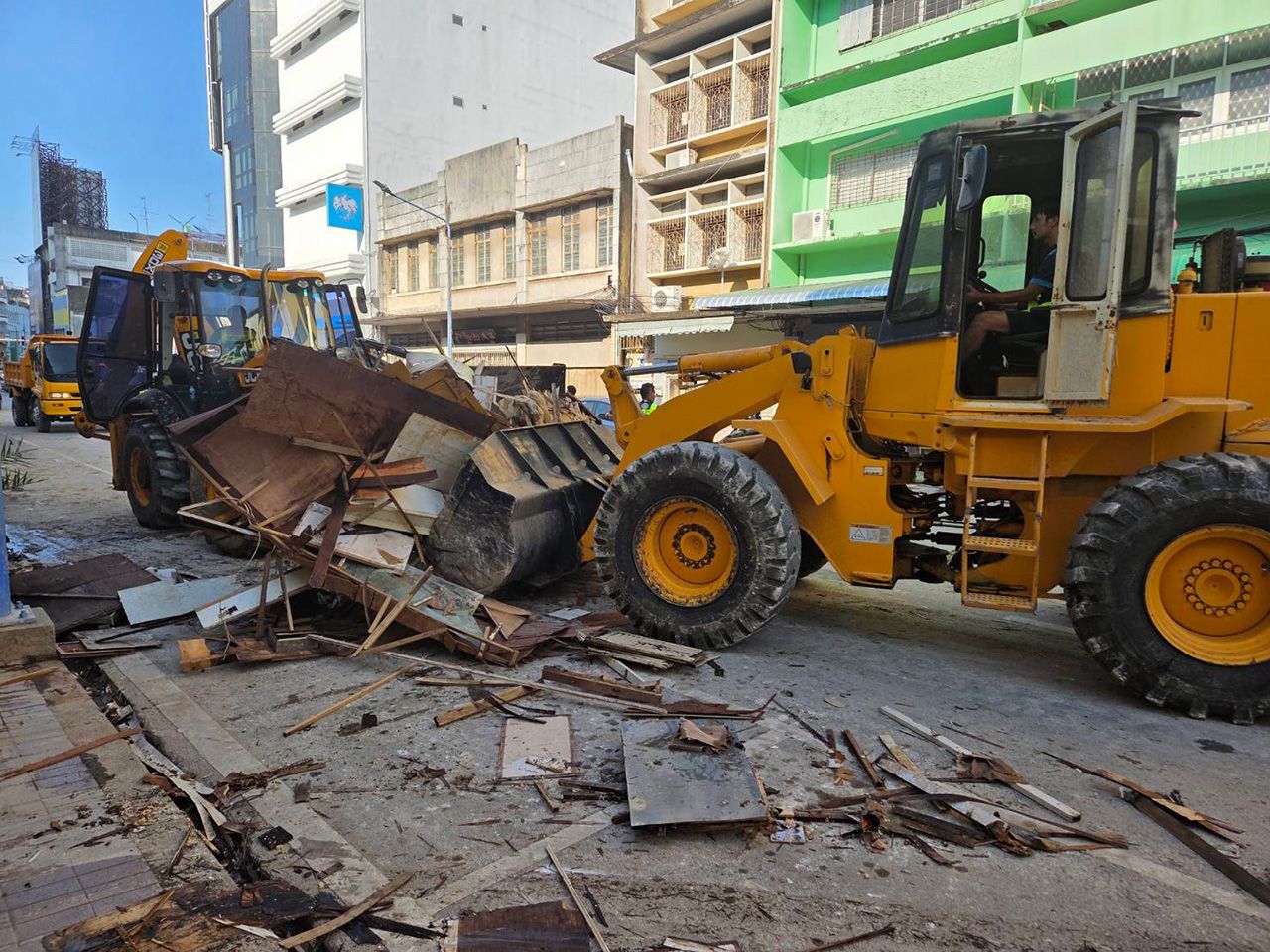 交通部门命令修复南部地区道路，洪水退去后尽快恢复通行