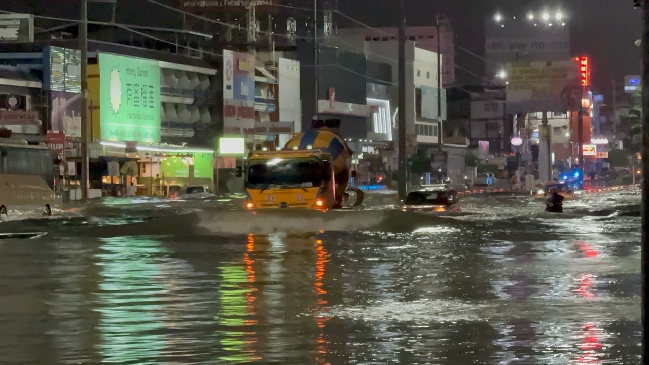 暴雨袭击“芭提雅”，多处积水成灾，车辆损坏严重