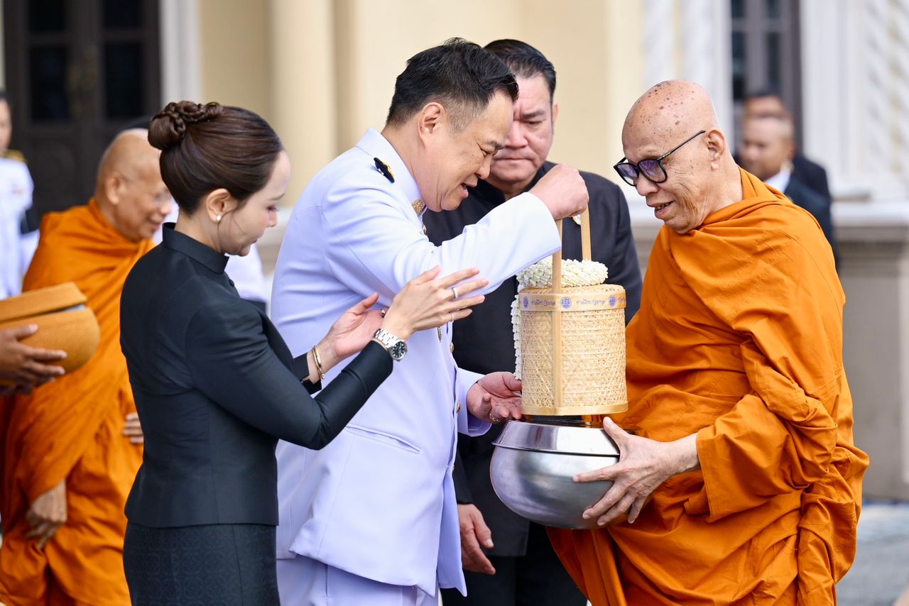 “总理阿努廷” 率内阁参加五宗教布施仪式，缅怀已逝皇后五十日