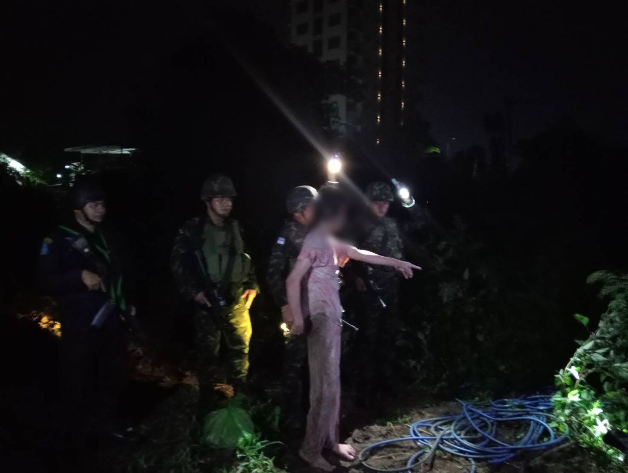 士兵跳水救援23岁“账户毒骡”，抽筋险些溺水身亡时潜逃回泰国