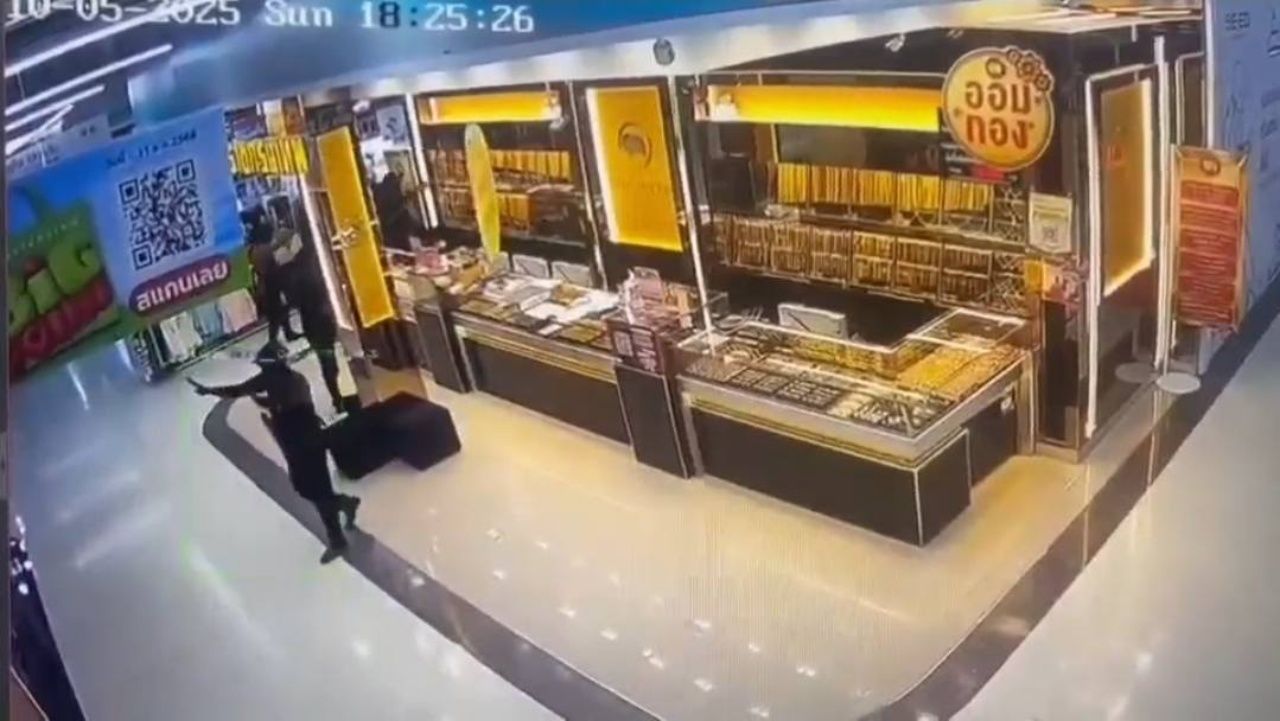 警方公布两辆车，嫌疑犯在那拉提瓦购物中心600泰铢黄金抢劫案中使用，预计逃离出境