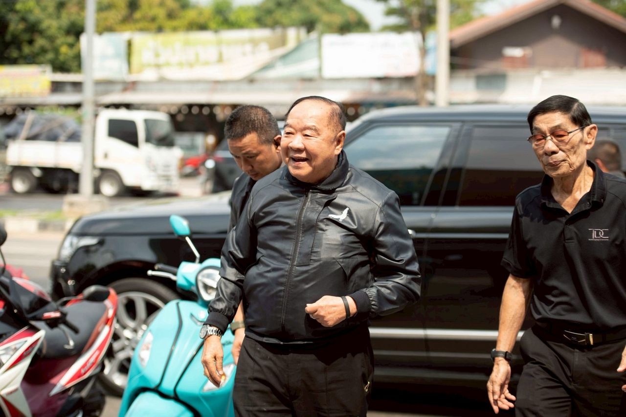 “大鹏”光顾著名面馆，坚称是私事非拉票