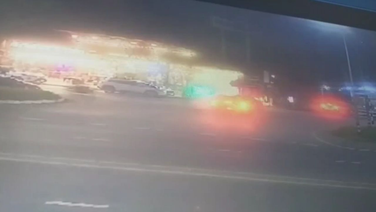 业报如飞：抢包贼骑摩托逃跑撞上皮卡，重伤倒地