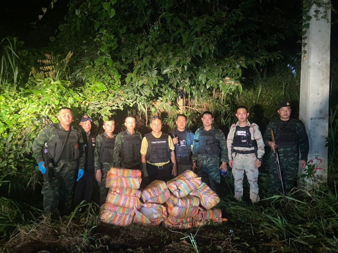 查获250万粒摇头丸，印有坦克标志，惊现道路旁的草丛中