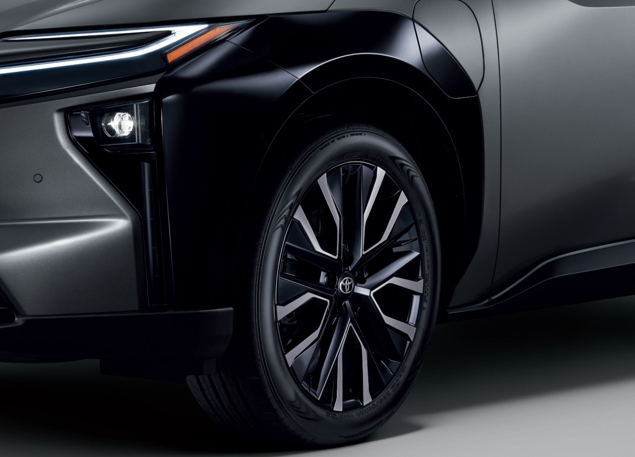 丰田新款bZ4X电动汽车价格公布,起价1,529,000泰铢,准备抢占D-SUV市场