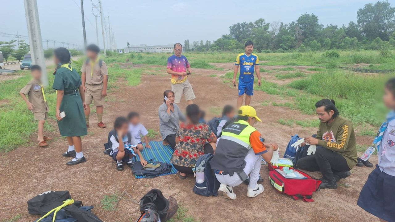 混凝土车撞翻校车，学生受惊，许多受伤